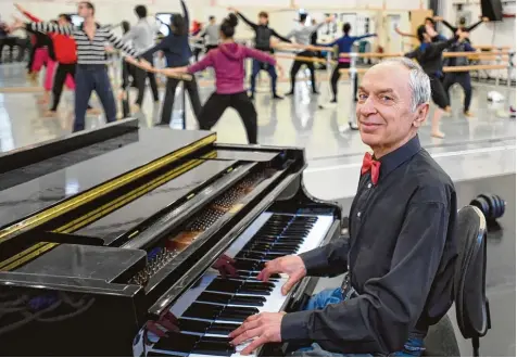  ?? Foto: Ulrich Wagner ?? Ilja Welitschko begleitet die Ballett Tänzer des Theaters nicht, nein, er spielt für sie Konzerte, wenn sie proben.