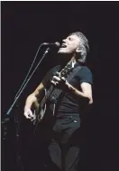  ??  ?? Roger Waters el 27 de abril de 2012 en el Foro Sol; a la derecha y en la parte inferior, en el Zócalo de la Ciudad de México, el primero de octubre de 2016, durante un concierto gratuito ■ Fotos Jam Media