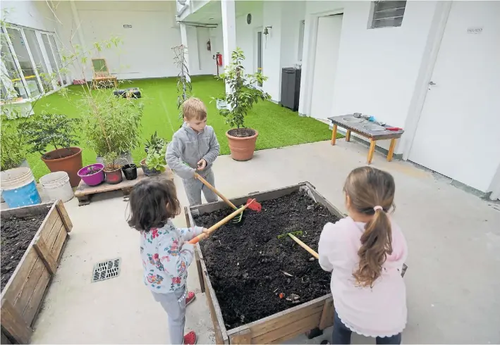  ??  ?? 7 7 TERRAZA. Los chicos se ocupan de la huerta. 8 OBJETOS. Diseños exclusivos de Montessori para el trabajo en las áreas de Lenguaje, Vida Práctica, Matemática­s y Sensorial.