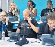  ?? GETTY IMAGES ?? Steve Buscemi, Bruce Willis y Al Pacino responden llamadas en el maratón.