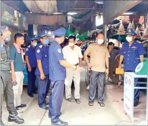  ?? INDUSTRY MINISTRY ?? Kampong Speu authoritie­s install scales at Kampong Speu markets to avoid cheating on March 10.