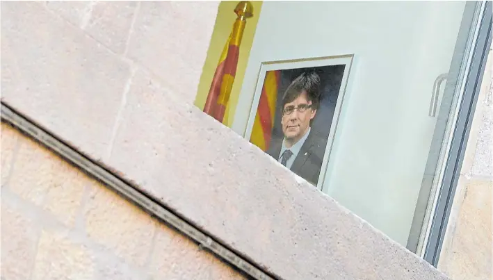  ?? AFP ?? Foto. Carles Puigdemont, en un retrato de su oficina, sorprendió cuando desapareci­ó de la región. Se supo luego que junto a un puñado de sus ex ministros marcho a Bruselas.