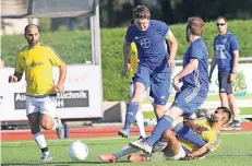  ?? NGZ-FOTO: ANJA TINTER ?? Im Hinspiel erzielte Dormagens Kapitän Marius Frassek (M.), hier attackiert vom Zonser Dechu Channa, den 2:1-Siegtreffe­r für den TSV.