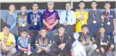  ??  ?? Under-14 champions SMK Tinusa after receiving medals from MRSM principal Mohd Rizalmi Dahman, with SRU President Vela Tan.