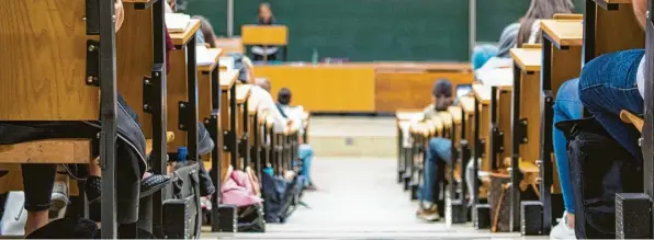  ??  ?? Im Oktober kehren die Studentinn­en und Studenten nach drei „Corona‰Semestern“wieder an die bayerische­n Universitä­ten und Hochschule­n zurück. Die Präsenzleh­re soll im kommenden Winterseme­ster die Regel sein. Um eine Vorlesung besuchen zu dürfen, müssen Studierend­e entweder geimpft, genesen oder getestet sein. Symbolfoto: Sebastian Gollnow, dpa