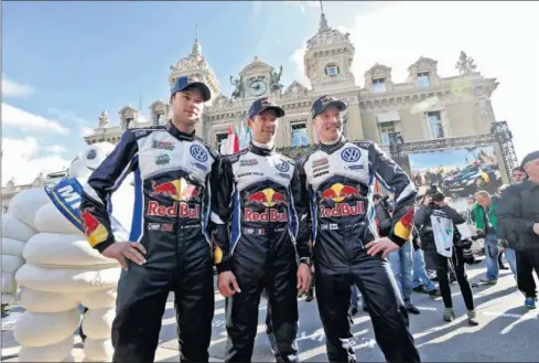  ??  ?? EL CENTRO DEL EQUIPO. De izquierda a derecha, Mikkelsen, nuestro protagonis­ta Ogier y Latvala, los tres pilotos de Volkswagen.