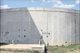  ?? Photos: Oupa Nkosi ?? Hole story: A water reservoir, built recently at a cost of R8-million, lies idle as cracks wait to be fixed.