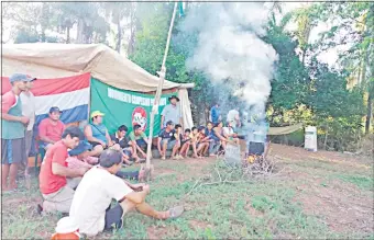  ??  ?? Unas 100 familias que viven bajo carpas aguardan la legalizaci­ón de sus ocupacione­s por parte del Indert. Hubo promesas del ente agrario, pero hasta ahora no pasó de eso.