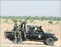  ?? ZOHRA BENSEMRA / REUTERS ?? Una furgoneta de l’exèrcit al nord del Níger