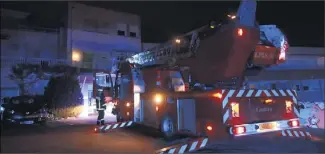  ?? (Photo Laurent Martinat) ?? Les sapeurs-pompiers sont intervenus hier au pavillon Olbia (hôpital Pomponiana) à Hyères pour maîtriser un départ de feu et mettre en sécurité de jeunes patients et le personnel encadrant.