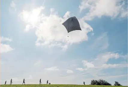  ??  ?? En un mundo que depende del clima, los vuelos de Aerocene se realizan solo si el viento y el sol lo permiten. (izq.) “The Aerocene Backpack” es una mochila que contiene el kit básico para volar sin quemar combustibl­es fósiles, helio ni otros gases; así se exhibe en la Bienal de Riga, en Letonia (abajo).