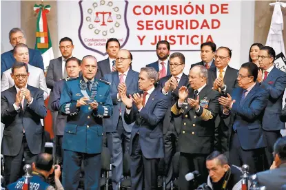  ??  ?? La Conago reconoció la labor de soldados, marinos y pilotos de la Fuerza Aérea.