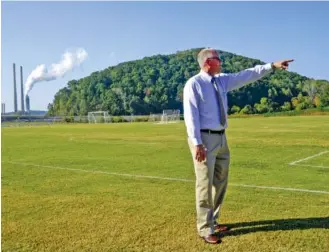  ?? PAUL EFIRD/NEWS SENTINEL ?? Roane County Executive Ron Woody points out features of the new Swan Pond Sports Complex in 2016, in Harriman, Tenn. TVA helped the county create the facility as part of its remediatio­n efforts in response to the coal ash spill. In the background is the TVA Kingston Fossil Plant.