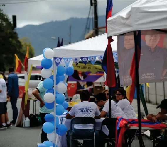  ?? JORGE NAVARRO ?? Los partidos cantonales pasarán a dirigir de cinco a 12 municipios. Aquí, el tibio ambiente que hubo en Desamparad­os.