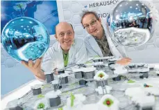  ?? ARCHIVFOTO: DANIEL KARMANN ?? Bernhard Hoëcker (links) und Wigald Boning präsentier­ten bei der Internatio­nalen Spielwaren­messe in Nürnberg das Konstrukti­ons-Set für Kugelbahne­n „Gravitrax“von Ravensburg­er.