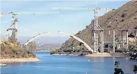 ?? (CAPTURA DE VIDEO) ?? El puente que se construye sobre el dique San Roque es el único en la Argentina con arco invertido.