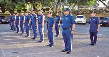  ?? PIC BY AHMAD ISMAIL ?? Segamat Municipal Council enforcemen­t officers standing at attention in Segamat yesterday.