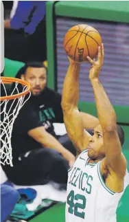  ?? Archivo / ap ?? Al Horford ha aportado al liderato de los Celtics desde que Kyrie Irving quedó fuera de circulació­n.