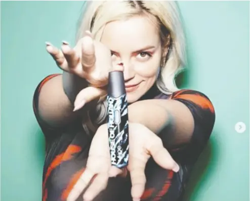  ?? GOVYPE / INSTAGRAM ?? An Instagram photo depicts singer Lily Allen holding an e- cigarette. The prevalence of e- cigarettes on the video- and photo-sharing social network is so massive that it outnumbers posts from awareness campaigns 10,000 to one.