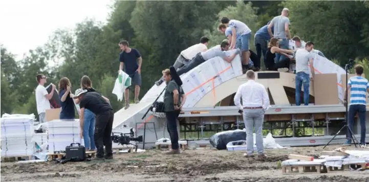  ?? FOTO LIEVEN VAN ASSCHE ?? De brug in opbouw op het terrein in Waasmunste­r. Staf en Mathias Coppens schakelen de hulp in van eigen medewerker­s én van de scouts.