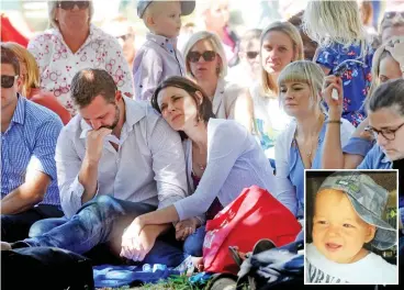  ?? PICTURE: CINDY WAXA/AFRICAN NEWS AGENCY/ANA ?? GRIEF: Parents of Connor Weber, Daniel and Debbie Weber, and friends gathered at Keurboom Park in Rondebosch after the 20-month-old toddler drowned.