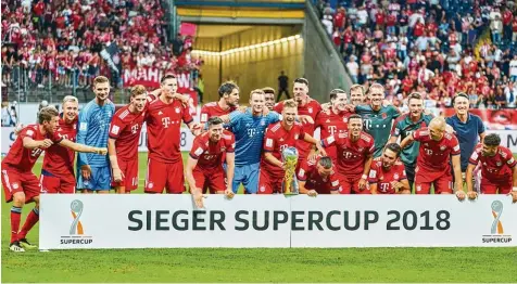  ?? Foto: Peter Schatz ?? Der erste Titel ist schon gewonnen. Supercup Gewinner FC Bayern nach dem 5:0 Triumph über Pokalsiege­r Eintracht Frankfurt.