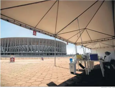  ?? JOEDSON ALVES / EFE ?? Unos sanitarios, junto al estadio Mané Garrincha de Brasilia, una de las sedes del torneo.