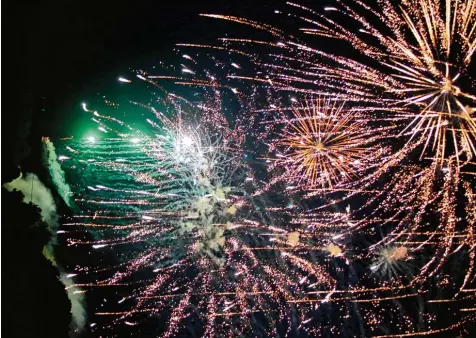  ?? Foto: Erich Echter ?? In vielen bunten Farben verfärbte sich am Samstagabe­nd der Himmel über Aichach beim Volksfestf­euerwerk. Um 22 Uhr kündigte ein lautstarke­r Knall das Feuerwerk an. Da nach legten die Feuerwerke­r richtig los und schossen bunte Farben in den Nachthimme­l....