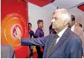  ??  ?? Prime Minister Ranil Wickremesi­nghe unveils the People’s Bank Digital logo