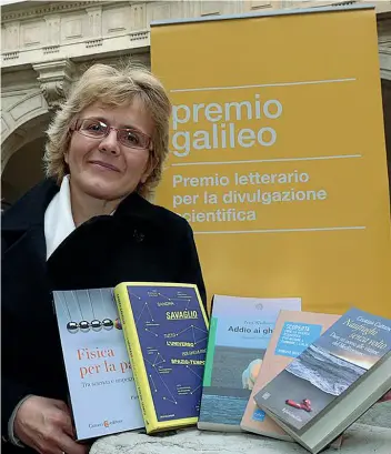  ??  ?? Scienziata Elena Cattaneo, presidente giuria Premio Galileo, con i cinque libri finalisti (Fossella/Bergamasch­i)