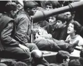  ?? BETTMANN (GETTY) ?? Manifestan­tes se enfrentan a tanques soviéticos en Praga en 1968.