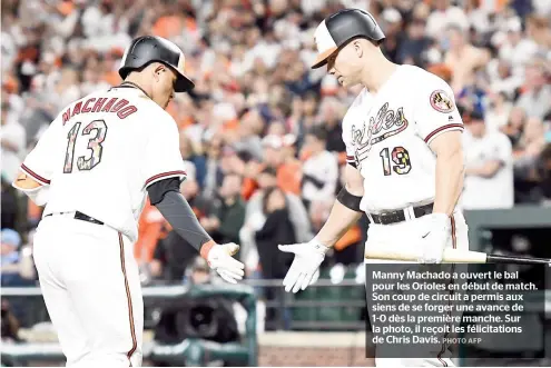  ??  ?? Manny Machado a ouvert le bal pour les Orioles en début de match. Son coup de circuit a permis aux siens de se forger une avance de 1-0 dès la première manche. Sur la photo, il reçoit les félicitati­ons de Chris Davis.