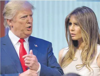  ?? FOTO: AFP ?? Donald Trump (hier mit seiner Frau Melania) will mit aller Macht und viel Geld ins Weiße Haus.