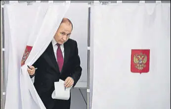  ?? REUTERS ?? Russian President Vladimir Putin at a polling station in Moscow on Sunda.