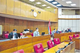  ??  ?? Andrés Gubetich (centro), presidente de IPS, en la sala de sesiones de Senado, recibió críticas.