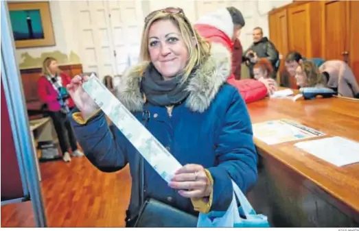  ?? JESÚS MARÍN ?? Pilar Iglesias, una gaditana que fue la primera en comprar las entradas en la mañana de ayer.