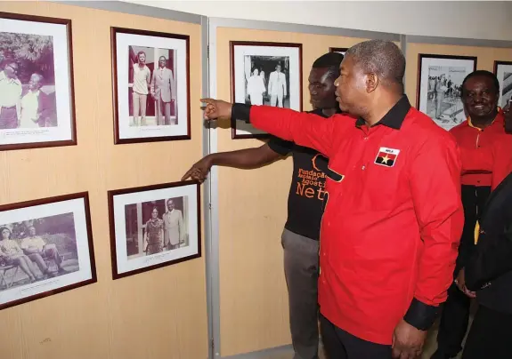  ??  ?? CONTREIRAS PIPA|EDIÇÕES NOVEMBRO Candidato do MPLA a Presidente da República João Lourenço durante a visita guiada em Catete ao Centro Cultural Doutor António Agostinho Neto