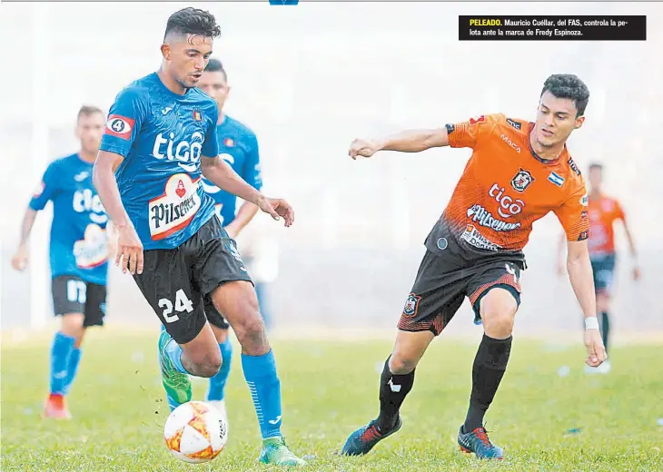  ??  ?? PELEADO. Mauricio Cuéllar, del FAS, controla la pelota ante la marca de Fredy Espinoza.