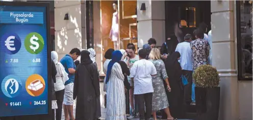  ?? YASIN AKGUL AGENCE FRANCE-PRESSE ?? Un tableau numérique mettait à jour différente­s devises à Istanbul lundi. La livre, qui a perdu cette année plus de 40 % de sa valeur par rapport au dollar et à l’euro, s’est effondrée vendredi après un tweet ravageur de Donald Trump.