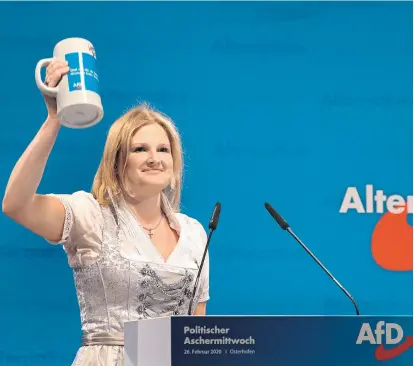  ??  ?? Die bayerische AfD-Vizechefin Katrin Ebner-Steiner warnt ihre bierselige Gefolgscha­ft: „Das wichtigste Grundnahru­ngsmittel ist unser Bier – aber unser flüssiges Heiligtum ist bedroht!“