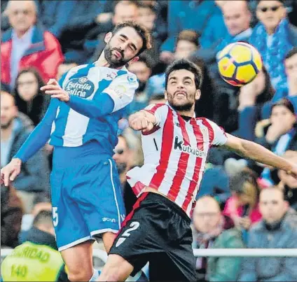  ?? FOTO: EFE ?? Adrián López y Eneko Bóveda disputan el balón durante el partido disputado en Riazor y que dejó a Dépor y Athletic aún con angustias