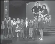  ??  ?? Héctor Suárez (al centro) encabeza el elenco de la nueva versión de la obra “La Señora Presidenta”, bajo la producción de Alejandro Gou