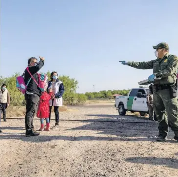  ?? EL DEBATE ?? > Familia migrante es cuestionad­a por autoridade­s en la frontera.