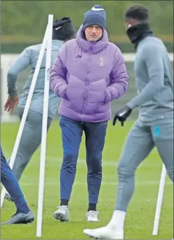  ??  ?? Mourinho dirige el entrenamie­nto del Tottenham.