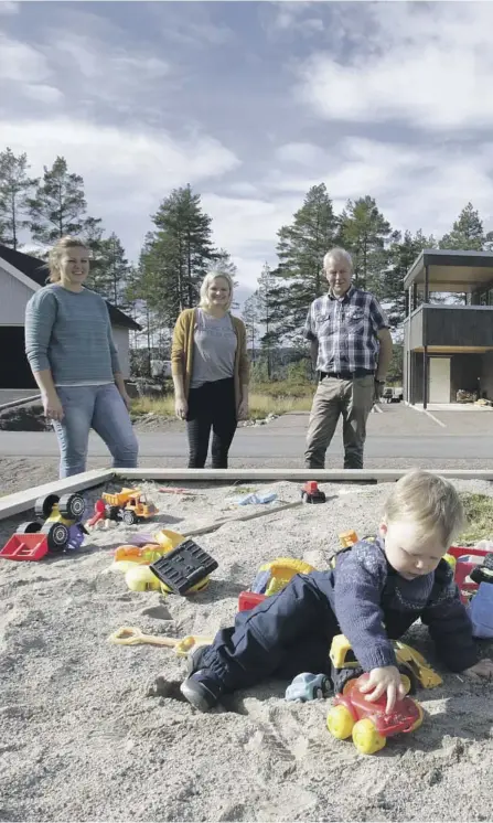  ??  ?? TRYGT: Brødrene Olav og Petter Roksund Carlsson med kameraten Jakob leker trygt i sandkassa i Lyngveien i Siljan. Mødrene Heidi Aspeflaten og Ella Roksund Carlsson er enige med ordfører Kjell Sølverød om at Siljan har fått et attraktivt boligfelt.