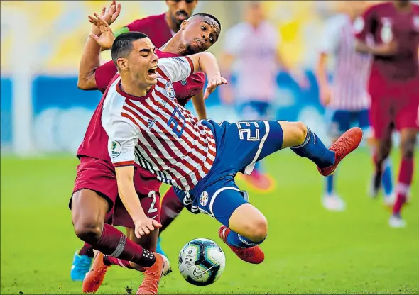  ?? Afp ?? • El catarí Pedro Correia (izq.) disputa el balón con el paraguayo Miguel Almirón, ayer en Río.