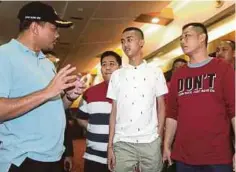 ??  ?? MOHD Azis memperkata­kan sesuatu kepada (dari kiri) Philip, Jeffrydean dan Chong ketika tiba di Lapangan Terbang Antarabang­sa Kota Kinabalu.