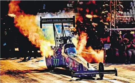  ?? MONSTER ?? Jndia Erbachers Dragster Jasmine rast mit rund 480 km/h über die Rennpiste.Video: Schauen Sie sich einige Highlights von Jndia Erbachers Dragsterre­nnen am Hockenheim­ring an, auf 20minuten.ch