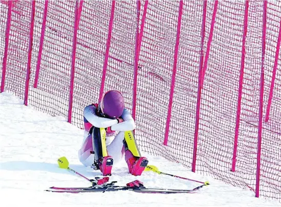  ?? AP ?? Mikaela Shiffrin, resignada tras uno de sus abandonos en los Juegos Olímpicos de invierno de Pekín