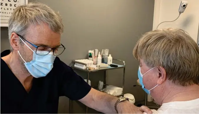  ??  ?? Kåre Reiten vaksinerer sin pasient Terje Gabrielsen (62).